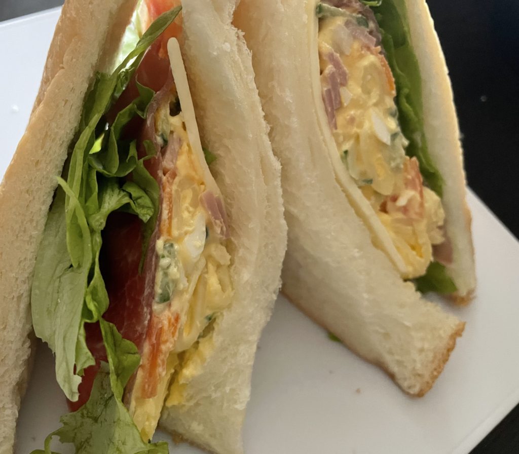 高級生食パンでサンドイッチ